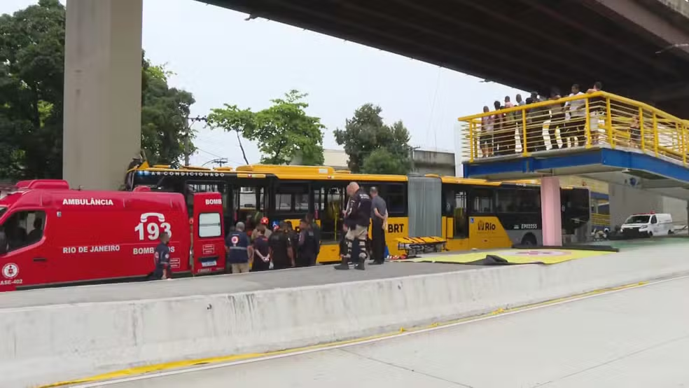 BRT bateu em pilar de viaduto — Foto: Reprodução/TV Globo