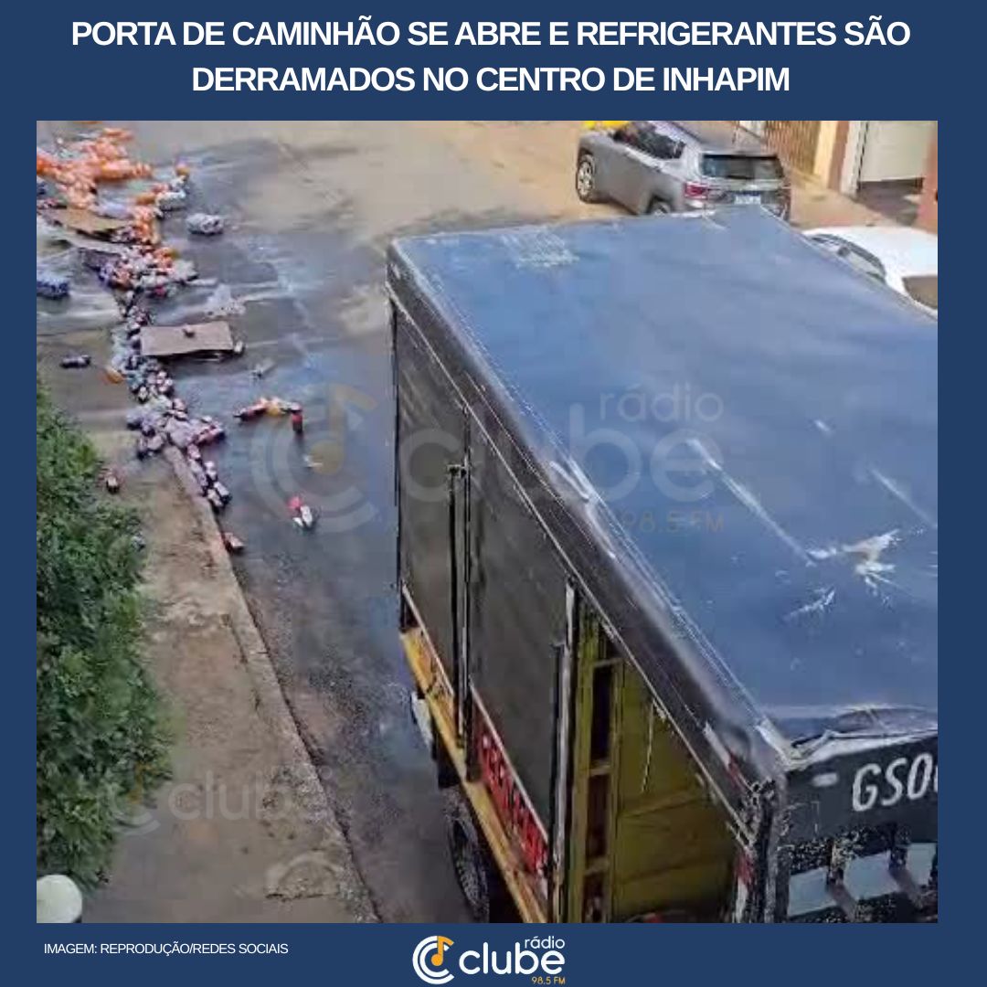 Porta de caminhão se abre e refrigerantes são derramados no centro de Inhapime