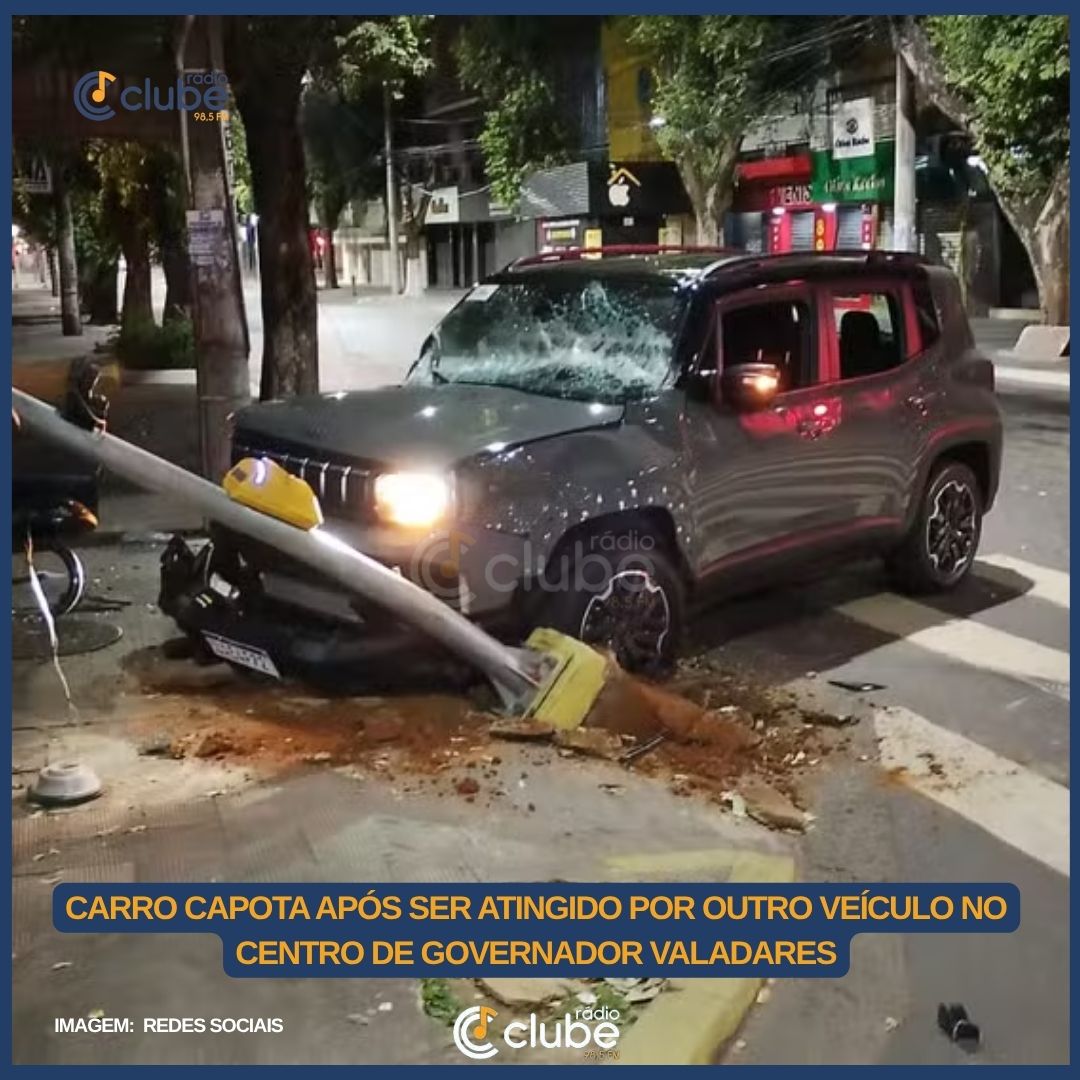 Carro capota após ser atingido por outro veículo no Centro de Governador Valadares